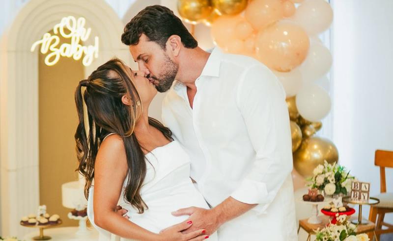 Da experiência no reality à maternidade: estilista do Casamento às Cegas assina vestido de chá de bebê de Vanessa Kurashiki