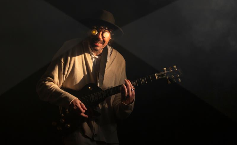 Murilo Muraah transforma reflexões filosóficas em experiência visual no clipe de “Farol”
