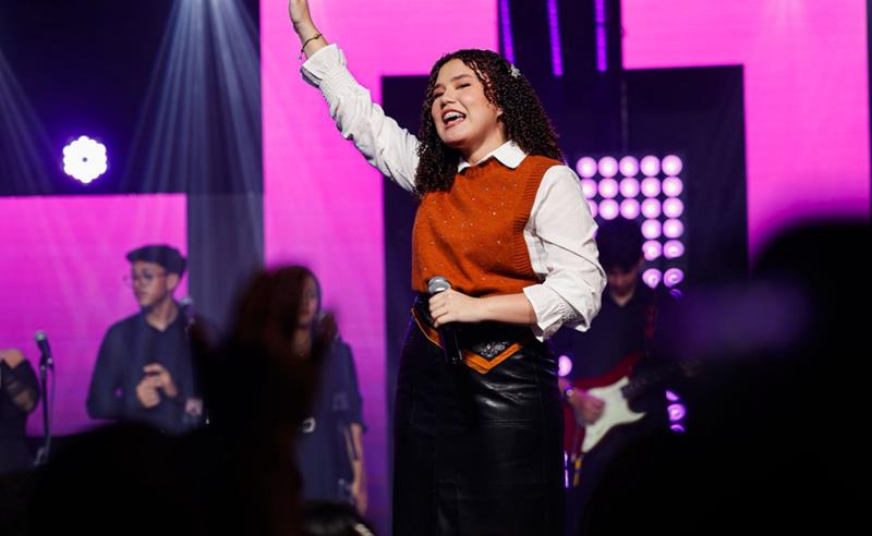 Após quatro anos de oração, Alana Araújo realiza sonho e lança single pela Todah Experience